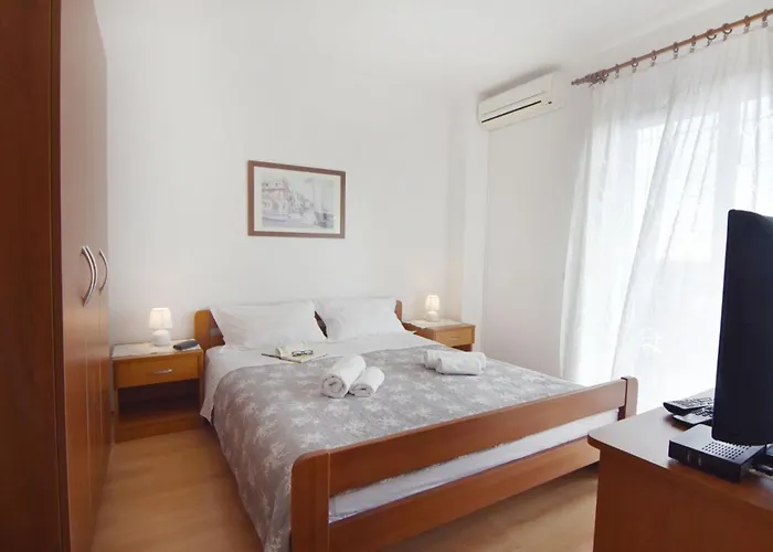 With Pool Near Umag Apartman