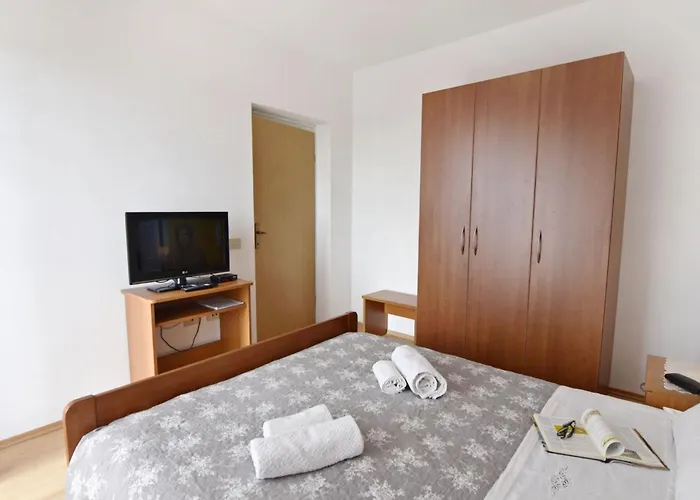 Apartman With Pool Near Umag